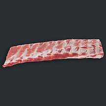 Kotelett-Rippe vom Schwein mit sichtbarer Fleisch- und Fettstruktur vor dunklem Hintergrund.