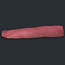 Schweinelachs mit glatter Fleischstruktur vor dunklem Hintergrund.