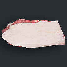 Schweinebauch ohne Schwarte, gezogen und ohne Knorpel, mit sichtbarer Fleischseite vor dunklem Hintergrund.