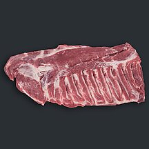 chweinebauch mit sichtbarer Rippen-, Fleisch- und Fettstruktur vor dunklem Hintergrund.