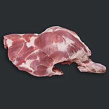 Schweineschinken mit sichtbarer Fleisch- und Fettstruktur vor dunklem Hintergrund.