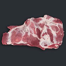Sauen-Teller mit sichtbarer Fleisch- und Fettstruktur vor dunklem Hintergrund.