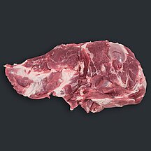 Sauen-Teller mit sichtbarer Fleisch- und Fettstruktur vor dunklem Hintergrund.