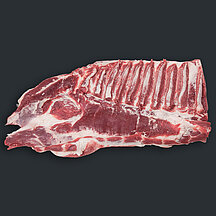 Schweinebauch ohne Schwarte, gezogen und ohne Knorpel, vor dunklem Hintergrund.