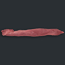 Langes Schweinefilet ohne Kette mit sichtbarer Fleischstruktur vor dunklem Hintergrund.