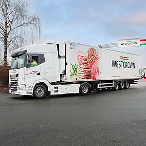 WestCrown-Lkw verlässt das Werksgelände zur Auslieferung.