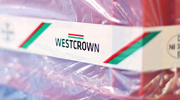 Nahaufnahme verpackter WestCrown-Fleischprodukte mit Markenetikett und Kontrollkennzeichen.