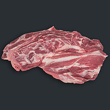 Schweinenacken mit sichtbarer Fleisch- und Fettstruktur vor dunklem Hintergrund.