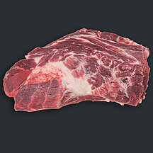 Schweinenacken mit Knochen und sichtbarer Fleisch- und Fettstruktur vor dunklem Hintergrund.