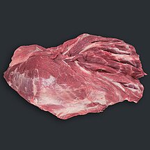 Schweinenacken mit sichtbarer Fleisch- und Fettstruktur vor dunklem Hintergrund.