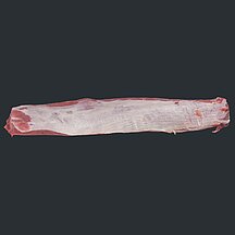 Schweinelachs mit sichtbarer Fleischseite vor dunklem Hintergrund.