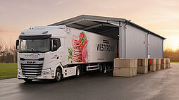 WestCrown-Lkw an einer Waschstation auf dem Werksgelände bei Sonnenuntergang.