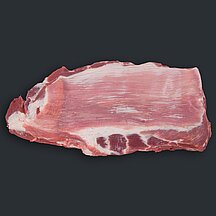Schweinebauch mit glatter Fleischseite und sichtbaren Fettanteilen vor dunklem Hintergrund.