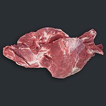 Schweineschinken mit sichtbarer Fleisch- und Fettstruktur vor dunklem Hintergrund.