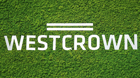 WestCrown-Logo in weißer Schrift auf einem dichten grünen Waldhintergrund.